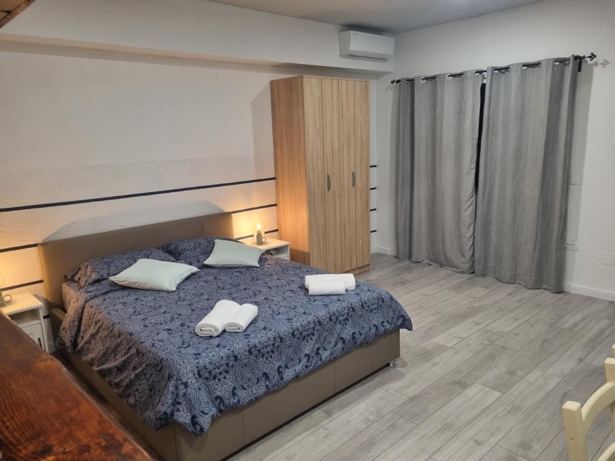 Rooms And Apartment Feral 로비니 외부 사진